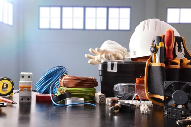 3 Signs You Need to Hire a Professional Electrician